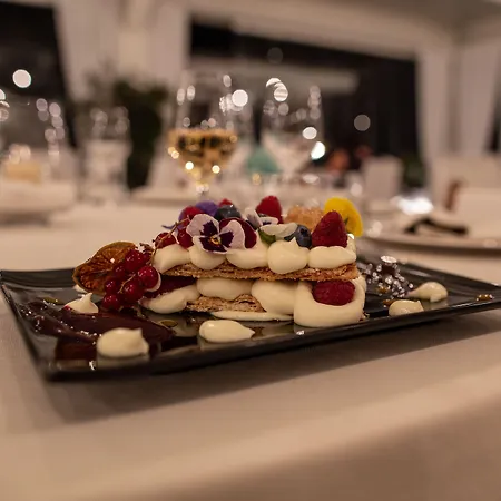 Monte Sarago فندق أوستوني